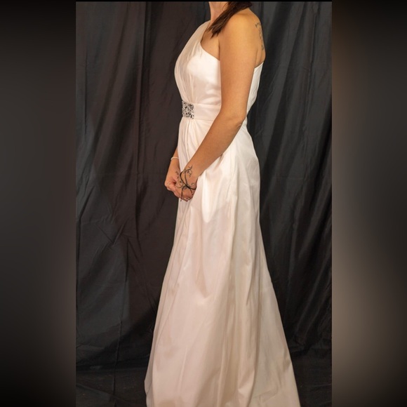 Beautiful white dress - Picture 3 of 3